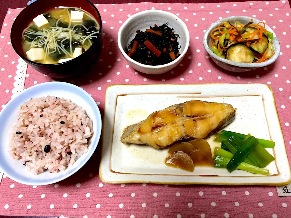 Snapdishの料理写真:カラスカレイの煮付け定食|ゆぴさん