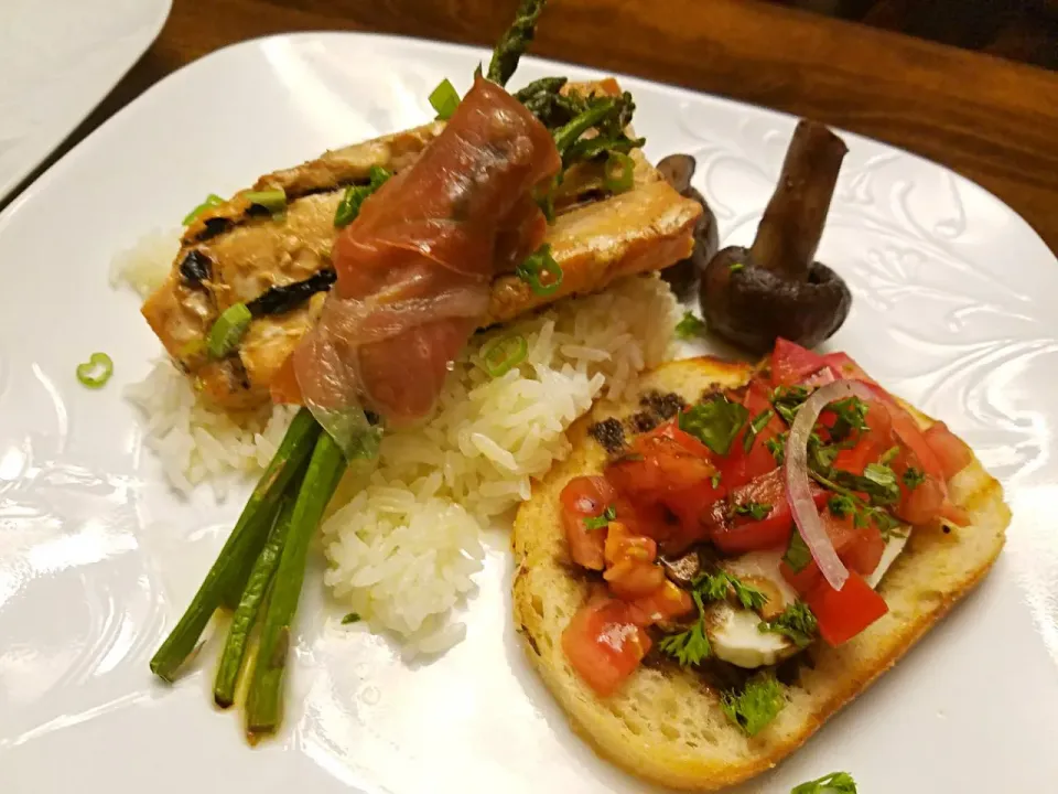 smoked salmon with prosciutto wrapped asparagus and bruschetta|Zachary Etheridgeさん