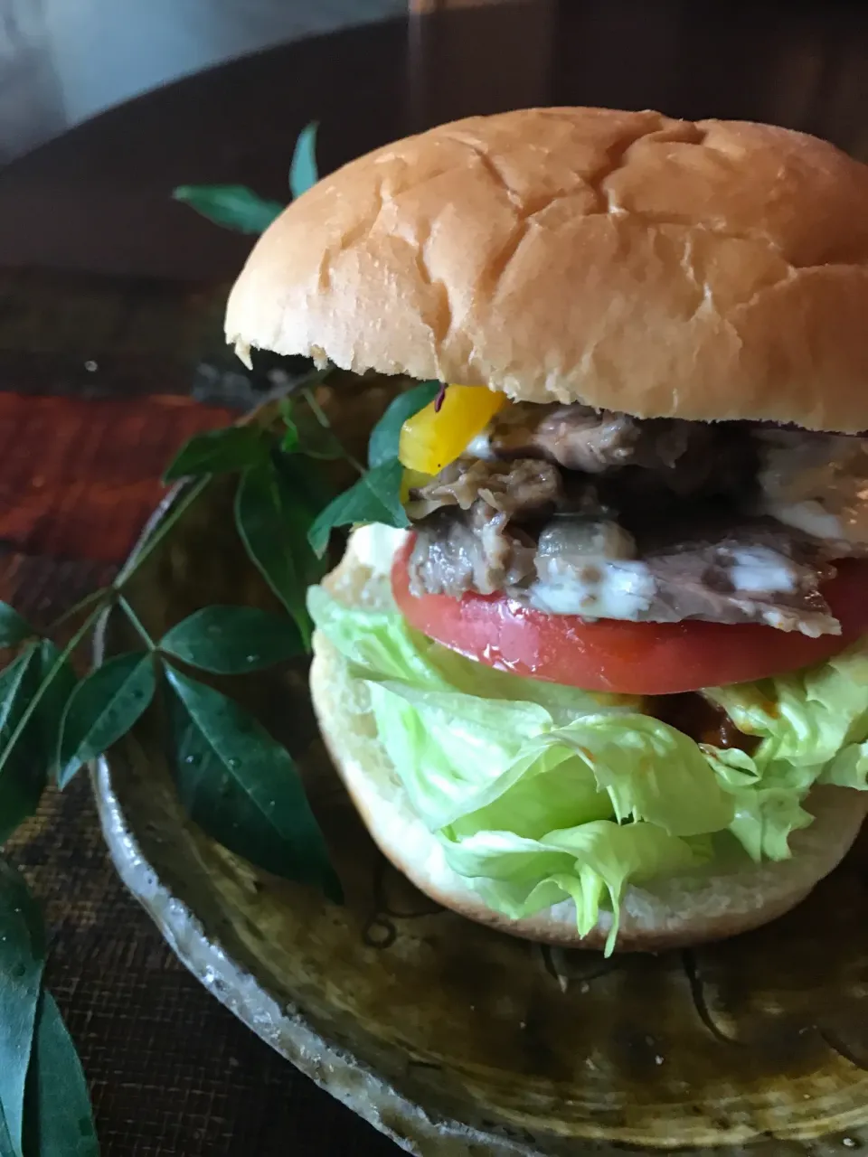 これ！牛スネ肉で作った🍔バーガー💕

ネギ頭と生姜入れて圧力鍋だ15分くらいでコンビーフみたいになった#🎉🎉🎉

粒マスタードとマヨネーズと蜂蜜、シーザードレと塩コショウ、

生姜の微塵は、必須💖

のソースで 👍|麦チョコさん