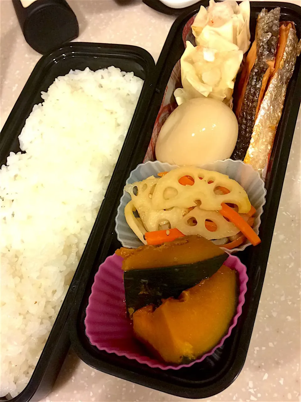 Snapdishの料理写真:旦那弁当🍱
ご飯
鮭
シュウマイ(冷食)
味玉
れんこんのきんぴら
かぼちゃ煮|すがかえさん