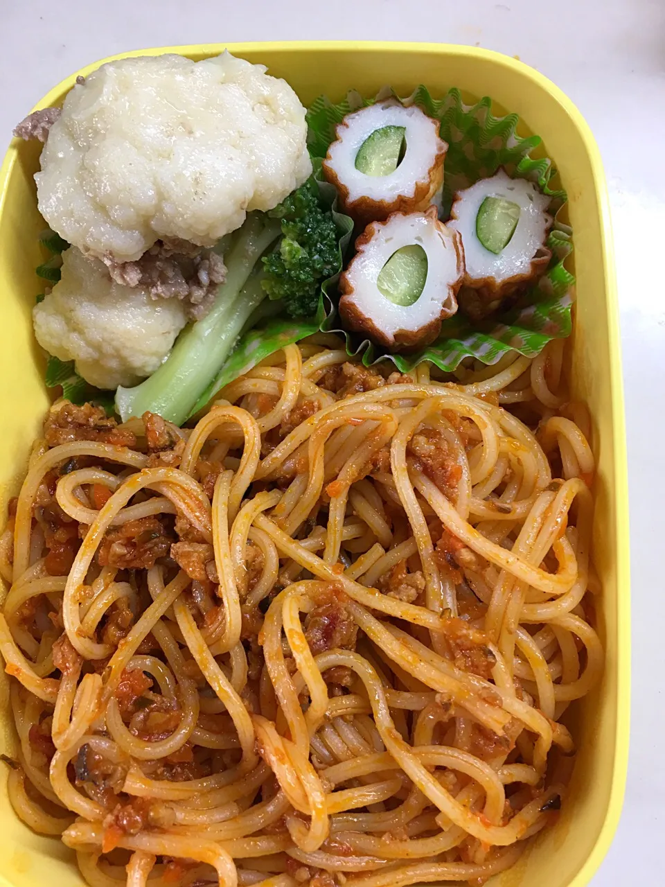 Snapdishの料理写真:娘学祭弁当 ミートソーススパゲティ ちくわきゅうり ブロッコリーカリフラワー。|Kumiko Kimuraさん