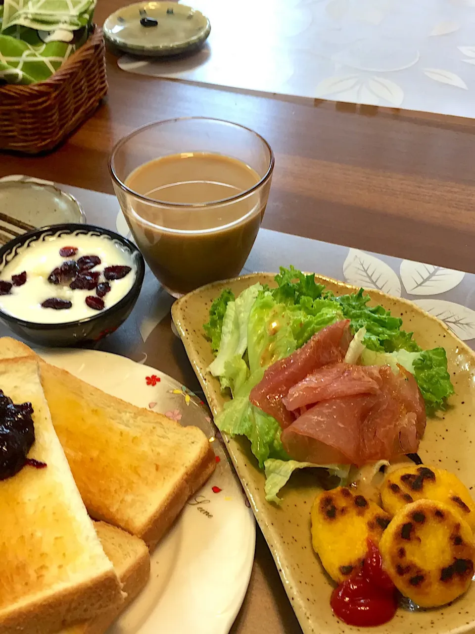 土曜日の朝ごはん
食パン、チキンナゲット、生ハム、フリルレタス、クランベリー添えヨーグルト、コーヒー|かよちゃんさん