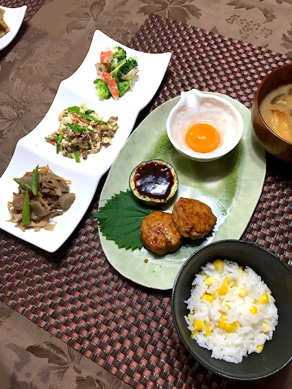 Snapdishの料理写真:つくねと小さなおかず！
トウモロコシごはん🍚と今、ハマっている焼きなすと炙り油揚げの味噌汁|ryomamaさん