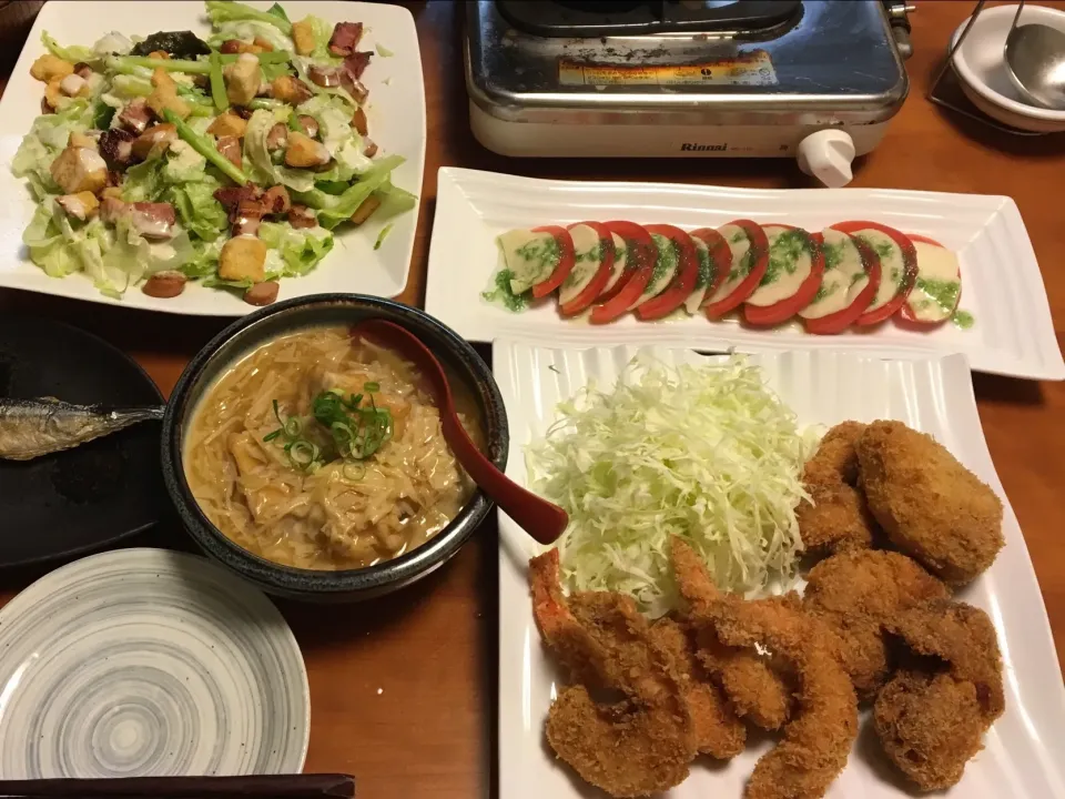 頂き物の 秋刀魚❗️
海老フライ & 豚の味噌玉ねぎ巻きフライ
シーザーサラダ    カプレーゼ   
絹揚げの湯葉あんかけ    豚汁 🎶|みゆさん