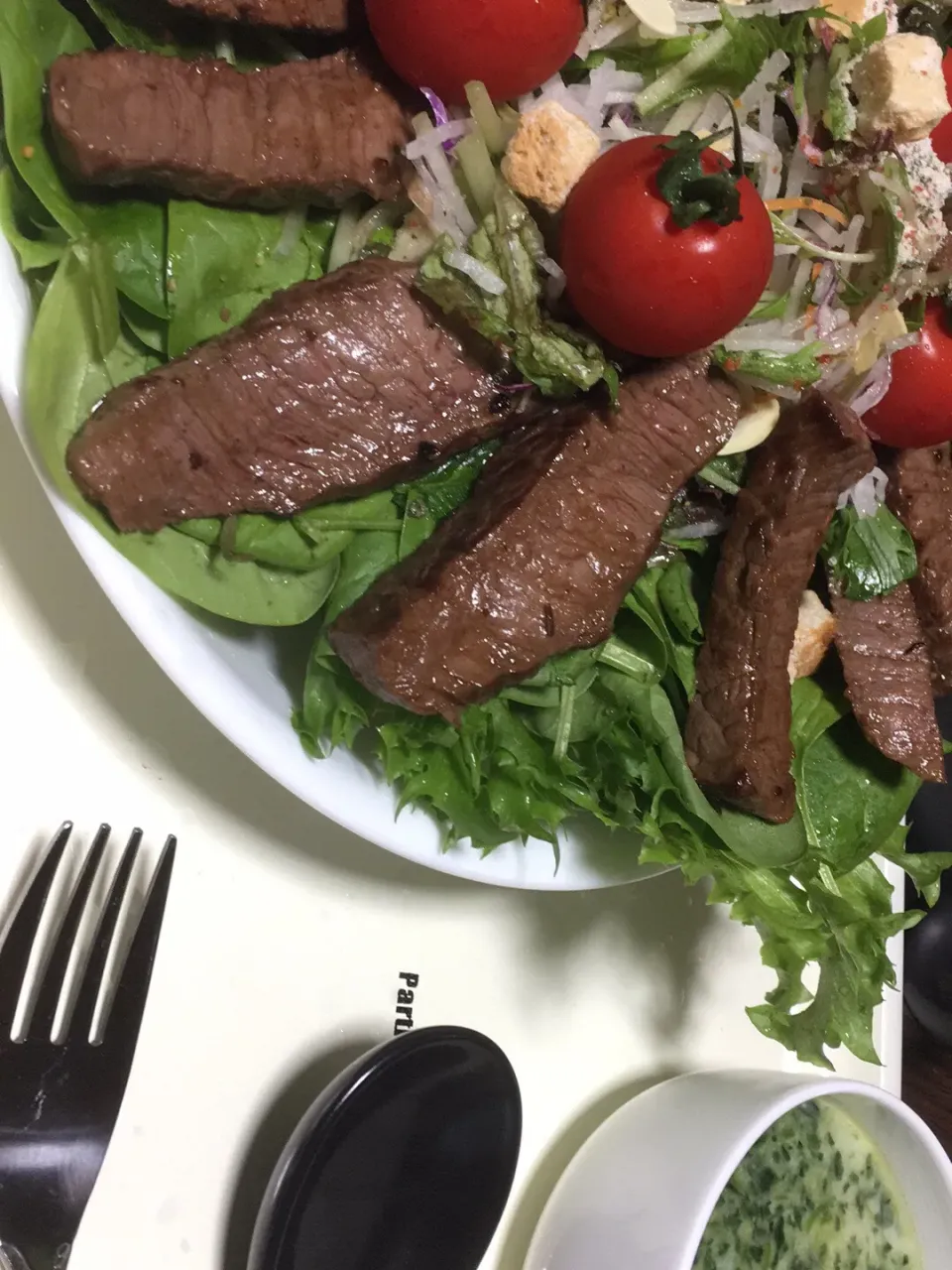 オリーブ牛のヒレ肉をローストビーフにしてメインにしたサラダ🥗です。ベビーほうれん草やフリルアイスというレタスも大盛り！ポタージュはホウレン草とチーズを入れてミキサーで簡単料理！|詳智　片山さん