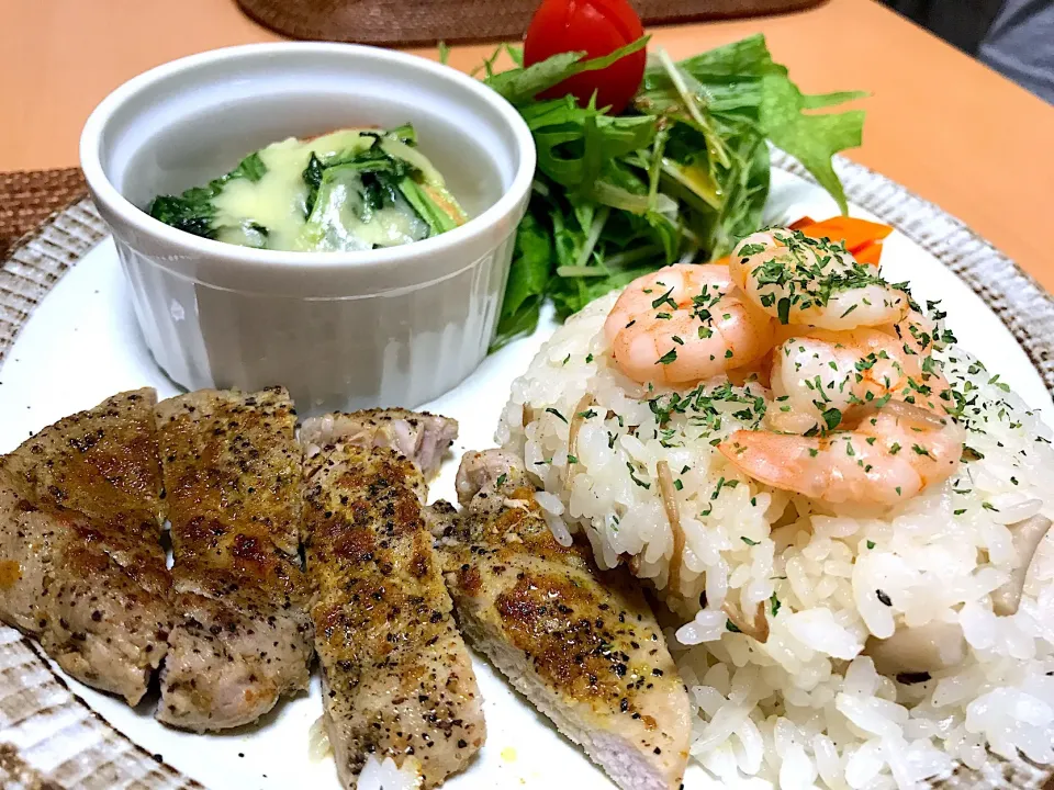 今日のカフェごはん
豚肉のカレーマスタード焼き
エビピラフ 小松菜と厚揚げの味噌チーズ焼き サラダなランチでした|oguriさん