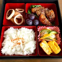 本日の賄い弁当（豚バラのナス&青じそ巻き甘味噌仕立て、里芋とイカの煮物、大根ときゅうりと柿のなます、コーン入り卵焼き、ぶどう）|スコネコさん