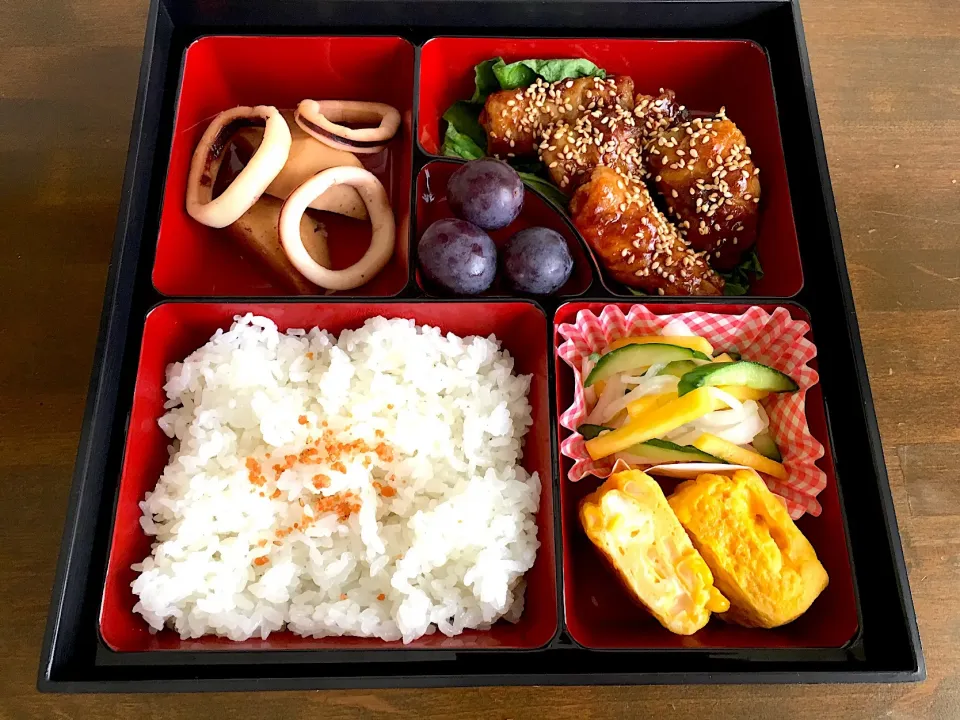 本日の賄い弁当（豚バラのナス&青じそ巻き甘味噌仕立て、里芋とイカの煮物、大根ときゅうりと柿のなます、コーン入り卵焼き、ぶどう）|スコネコさん