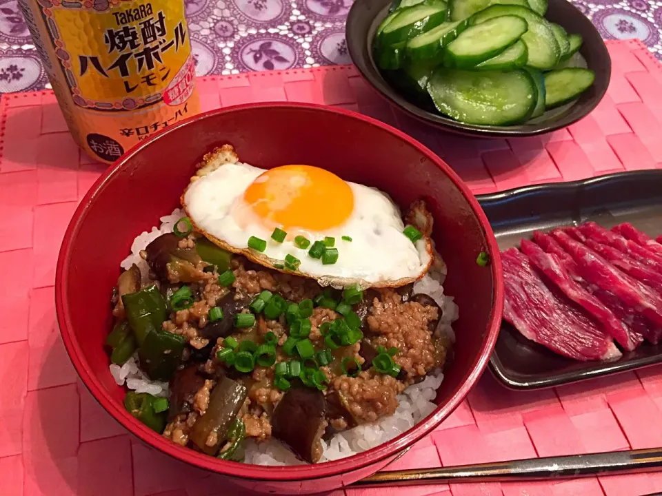 茄子味噌炒め丼、馬刺し、きゅうりの浅漬け|Kasumiさん