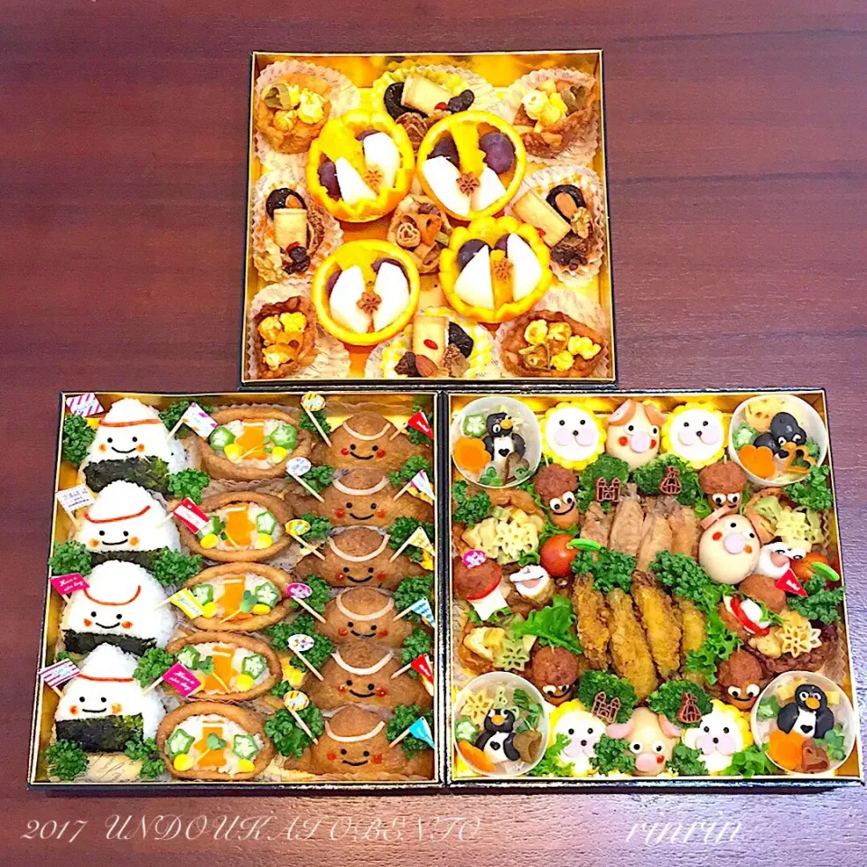 Snapdishの料理写真:運動会のお弁当(((o(*ﾟ▽ﾟ*)o)))♡  #運動会#3段お重弁当#フレーフレーおにぎり#フレーフレーいなり#飾りいなり#手羽元タンドリーフライドチキン#手羽元さっぱり煮#黒オリーブとモッツァレラのペンギン入り白キクラゲサラダ#煮卵豚さん#コーンライオン#どんぐりくん#フルーツボール#おやつカップも食べられる#4|りんりんさん