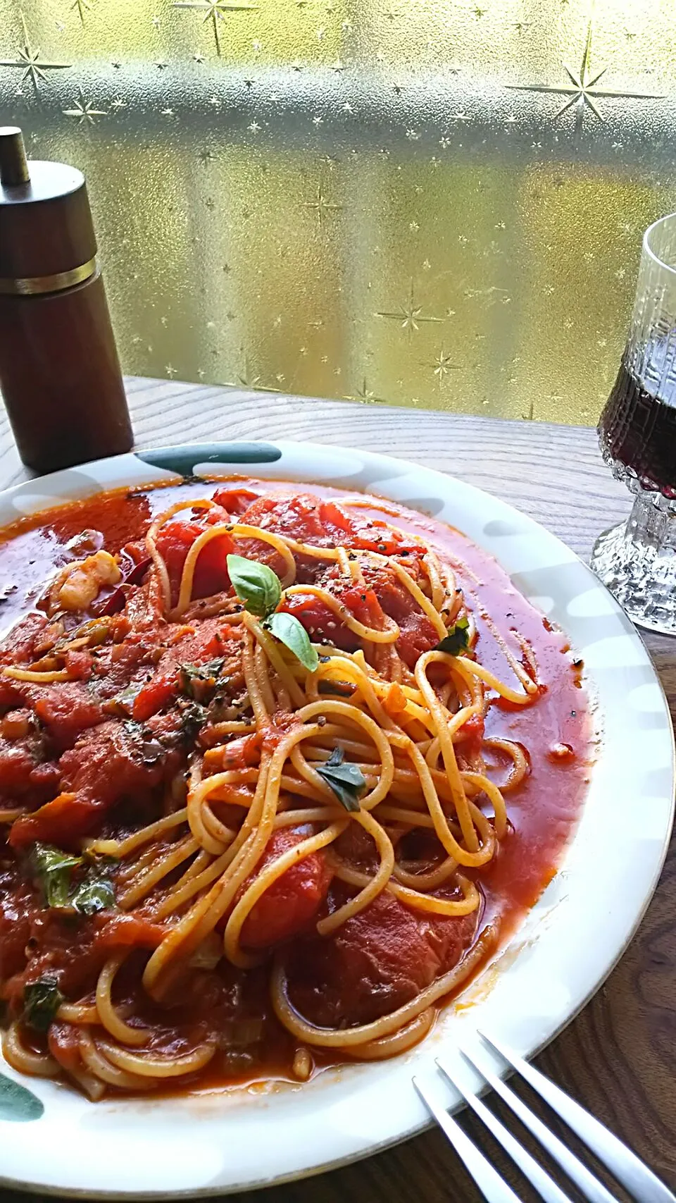 Spaghetti al acciughe e basilico rosso
アンチョビとスウィートバジルのスパゲッティー トマトソース|KimaLABOさん