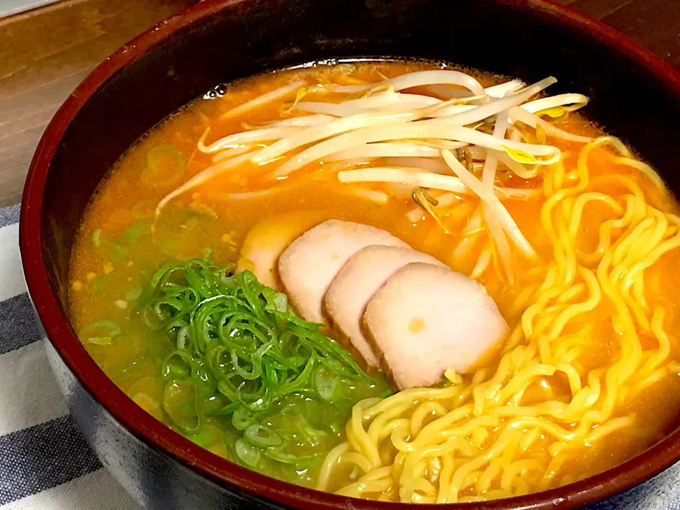 自分賄い飯
冷凍庫にあった
エビの頭からの
一幻風 海老味噌
    ラーメン|ちゅら夏さん