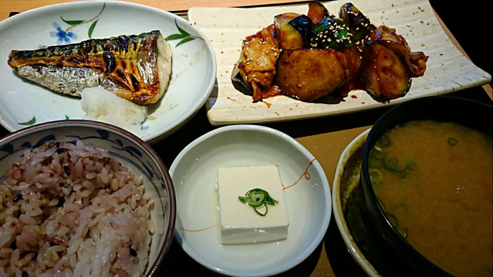 なす味噌と焼き魚定食 貝汁 十六穀米|ぶりじっとえいちぇるさん