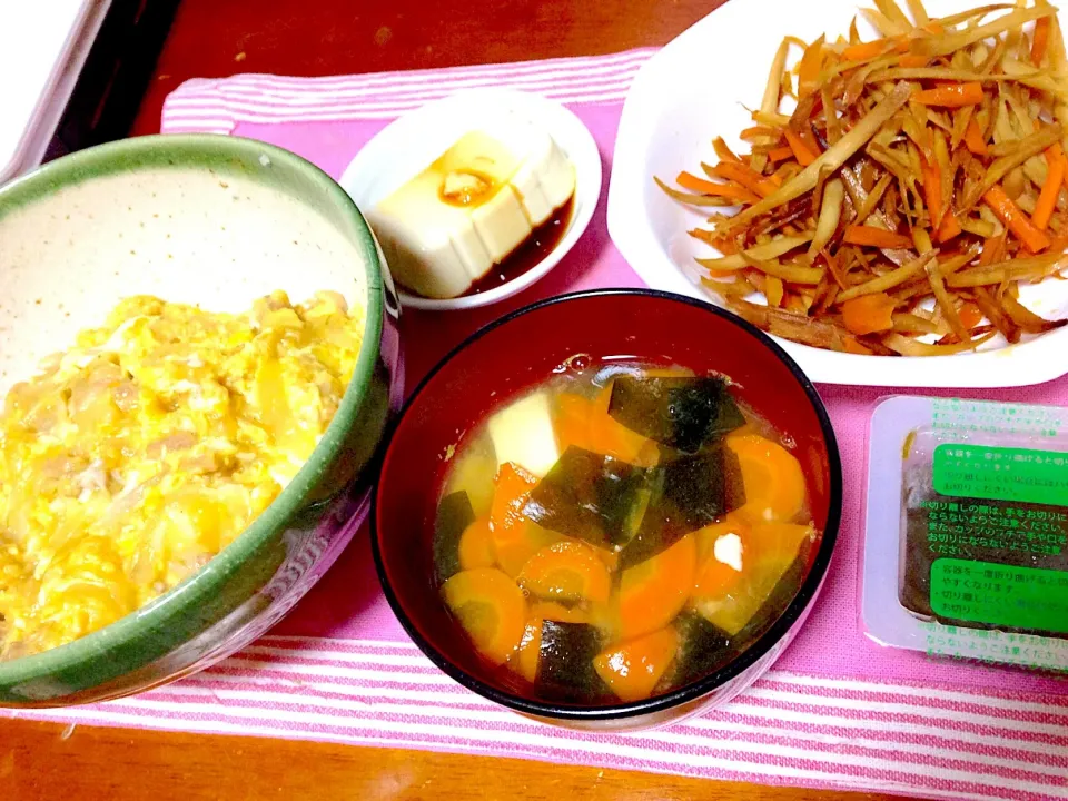 親子丼、きんぴら、お味噌汁|ハリーさん