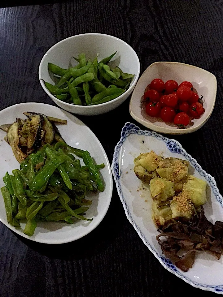 残り野菜でお惣菜。シシトウとピーマンは味噌炒め。ナスは焼きなすと、ナムルの二種。|河野 ゆかりさん