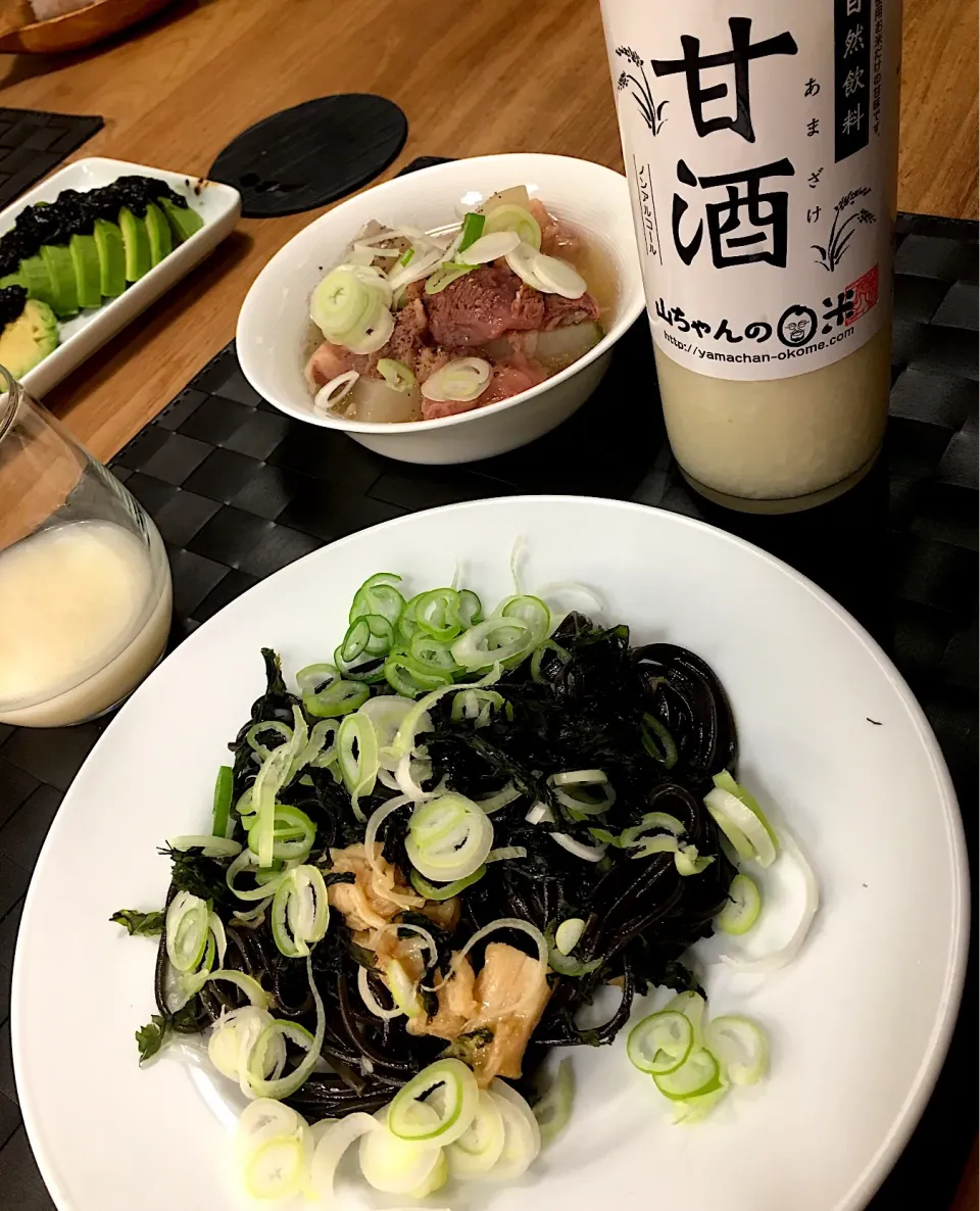 Snapdishの料理写真:イカスミ麺の海賊焼、牛スジ塩煮、山ちゃんの甘酒|Naoko.Tさん