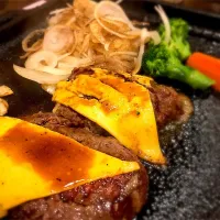 Snapdishの料理写真:平家の郷 霜降りチーズハンバーグ☆|Azu58さん