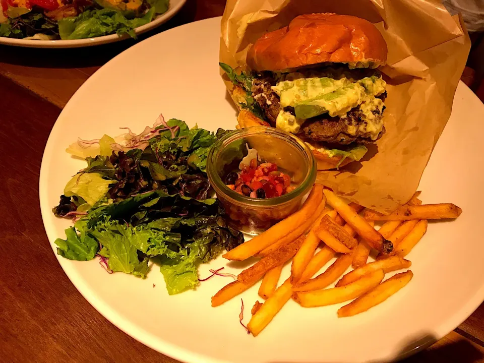 Hamburger 🍔 with vegetables 🥒|Food Gardenさん