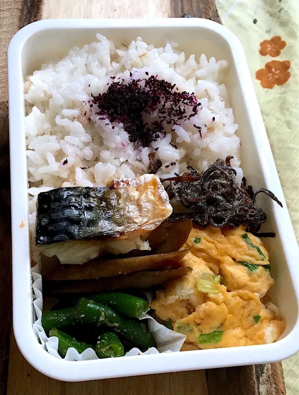 Snapdishの料理写真:単身赴任の昼ごはん
お弁当🍱
焼き塩鯖
ねぎ入り卵焼き
ごぼう煮
いんげん胡麻和え
もち麦ごはん ゆかり 塩昆布
#塩鯖#ねぎ入り卵焼き#単身赴任飯|ぽんたさん