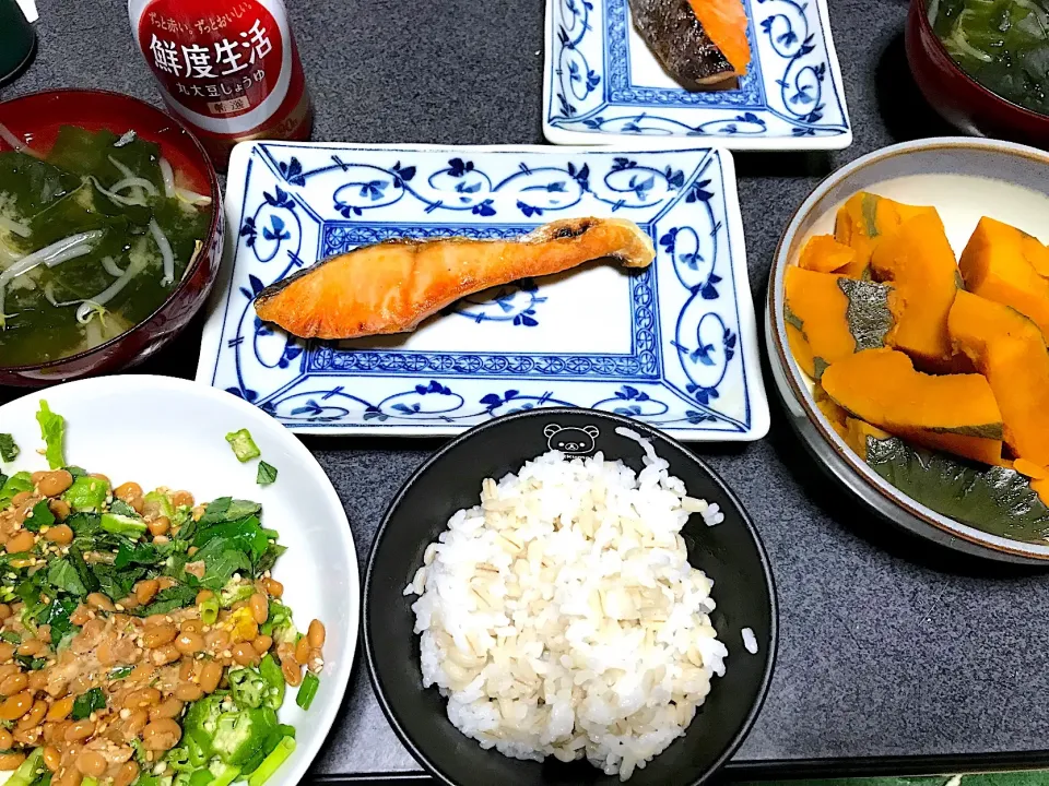 Snapdishの料理写真:もち麦飯、焼き魚(マグロじゃないけど)、ワカメもやし味噌汁、かぼちゃ煮物、オクラしそネギ納豆|ms903さん