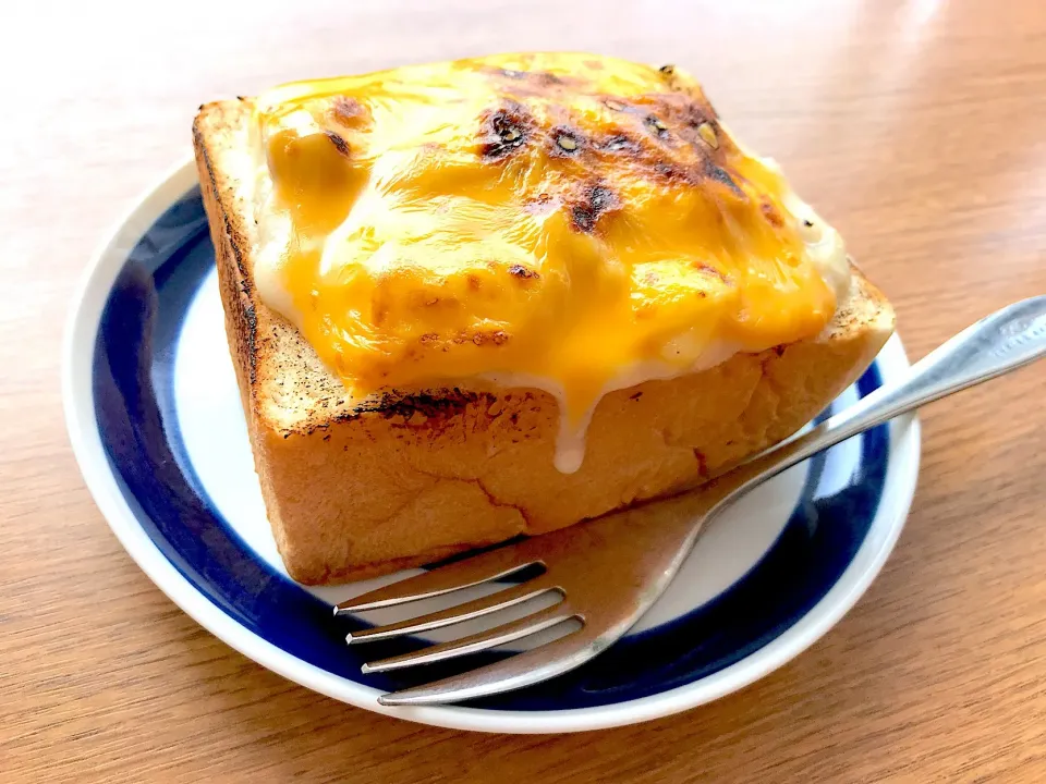 シチューをかけてグラタンパン🍞|sho_shoさん