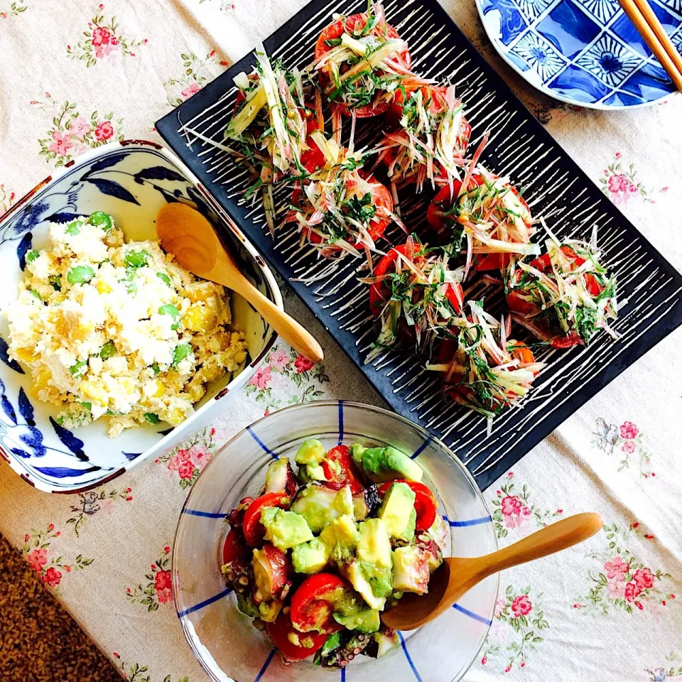 Snapdishの料理写真:#気の置けない仲間とホームパーティ   ⭐︎前菜⭐︎トマト🍅のグリル、薬味のせ  栗🌰と枝豆のおからサラダ  タコ🐙とアボカド🥑のガーリックオイル和え|mykeyさん