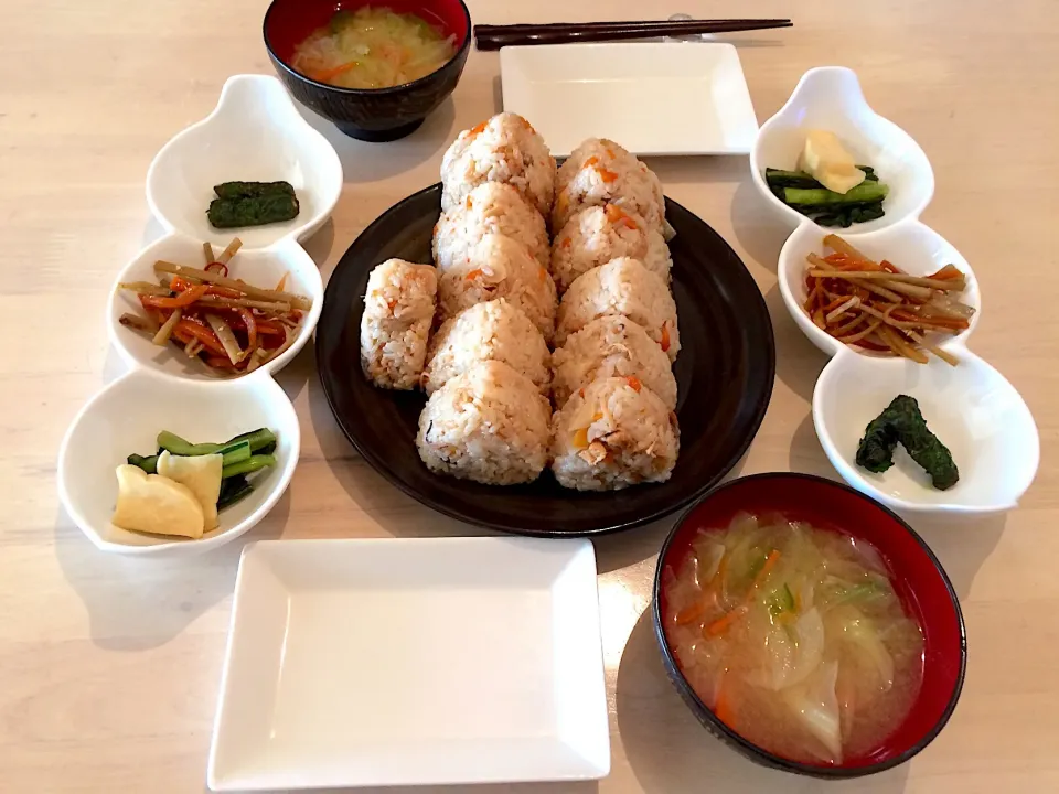 Snapdishの料理写真:今日の男子料理 朝食2017/10/01
釜めしおにぎり🍙だよぉ〜🍱 残りは、お弁当ですw
#釜めし #野菜タップリ味噌汁 #キンピラゴボウ #シソ巻 #お新香|Booパパさん