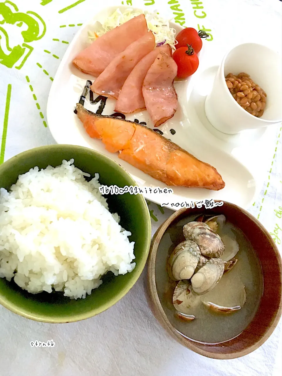 Snapdishの料理写真:息子の朝ごはん
#部活前#身体作り#日本の朝ごはん #食べ盛り#焼き鮭#アサリのお味噌汁#焼きハム#納豆|nachiさん