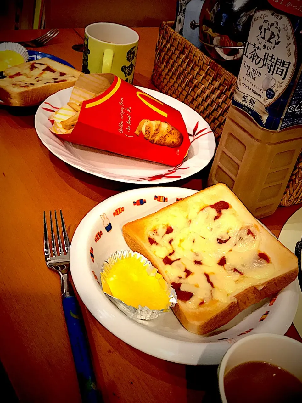 ピザトースト🍕 ” 紅茶の時間ミルクティー“入りミニオムレット🐣  フライドポテト🍟  ホットミルクティー☕️|ch＊K*∀o(^^*)♪さん