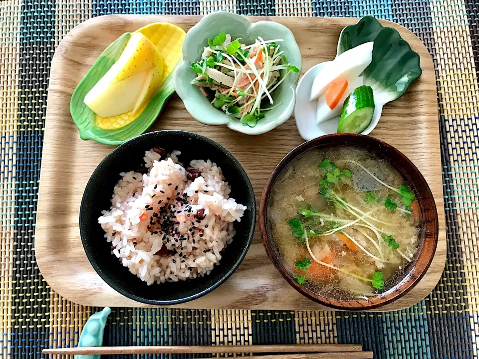 今日の朝ごはんは、普通の日だけどお赤飯。|sono.kさん