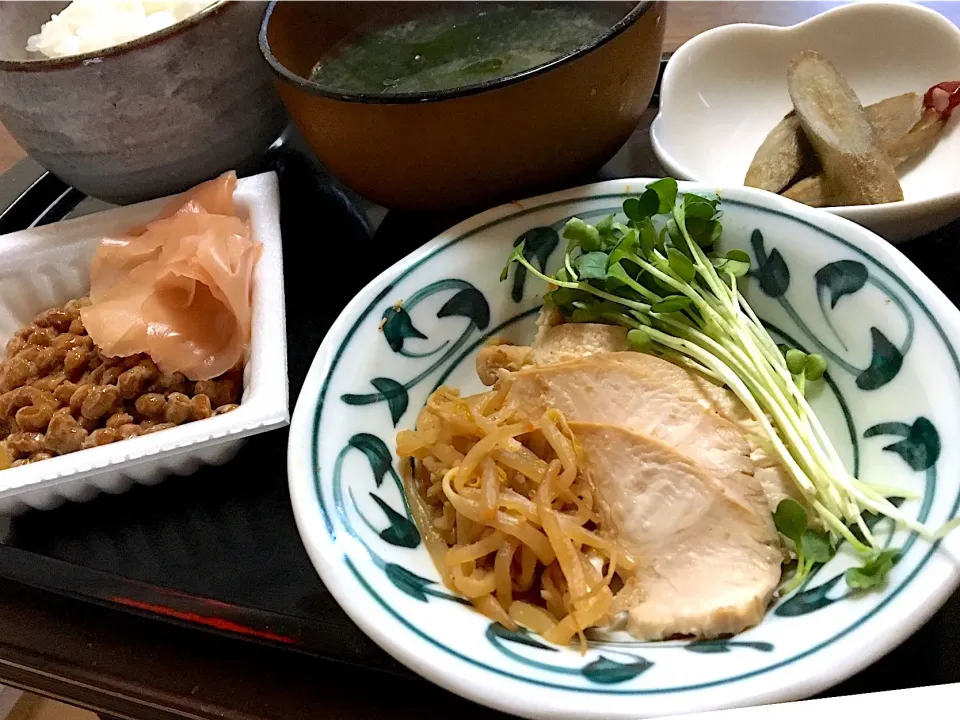 単身赴任の晩ごはん🌙🌠
鶏ロース煮 貝割れ菜 もやしピリ辛ナムル
ごぼう煮
納豆（めんつゆ、辛子） 生姜甘酢漬け
ワカメの味噌汁
白飯|ぽんたさん