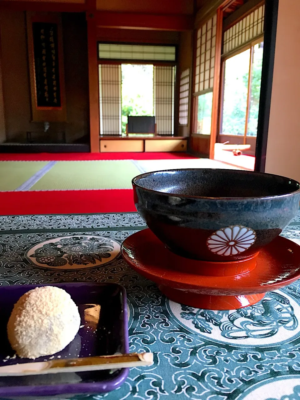 天皇家の御紋の菊紋の付いた抹茶茶碗の為に行台に乗せられてます‼︎
泉涌寺にて|Seikoさん