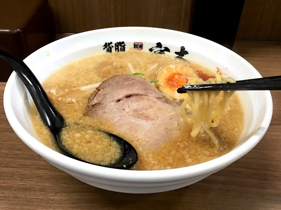 背脂醤油ラーメン|eiyadeさん