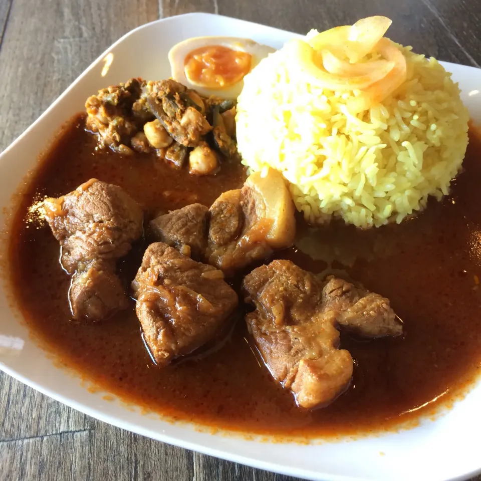 友達が月一で出してるカレー屋。 ポークカレー、ひよこ豆茄子オクラのサブジ、カレー味玉(^^)|マユマユさん