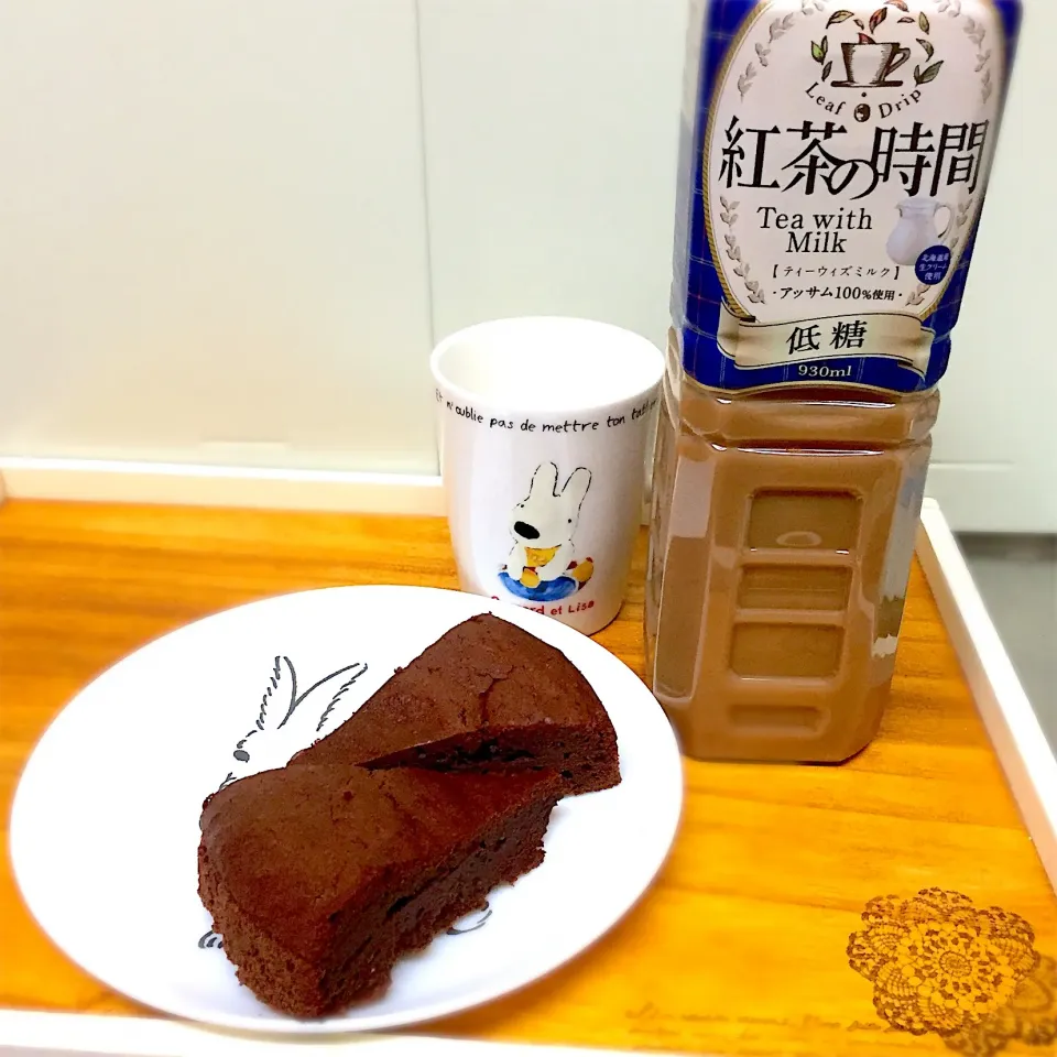 Snapdishの料理写真:紅茶の時間とガトーショコラ♡
#ナッツアレルギー 
#牛乳アレルギー 
#ケーキ
#紅茶の時間|とんちゃさん