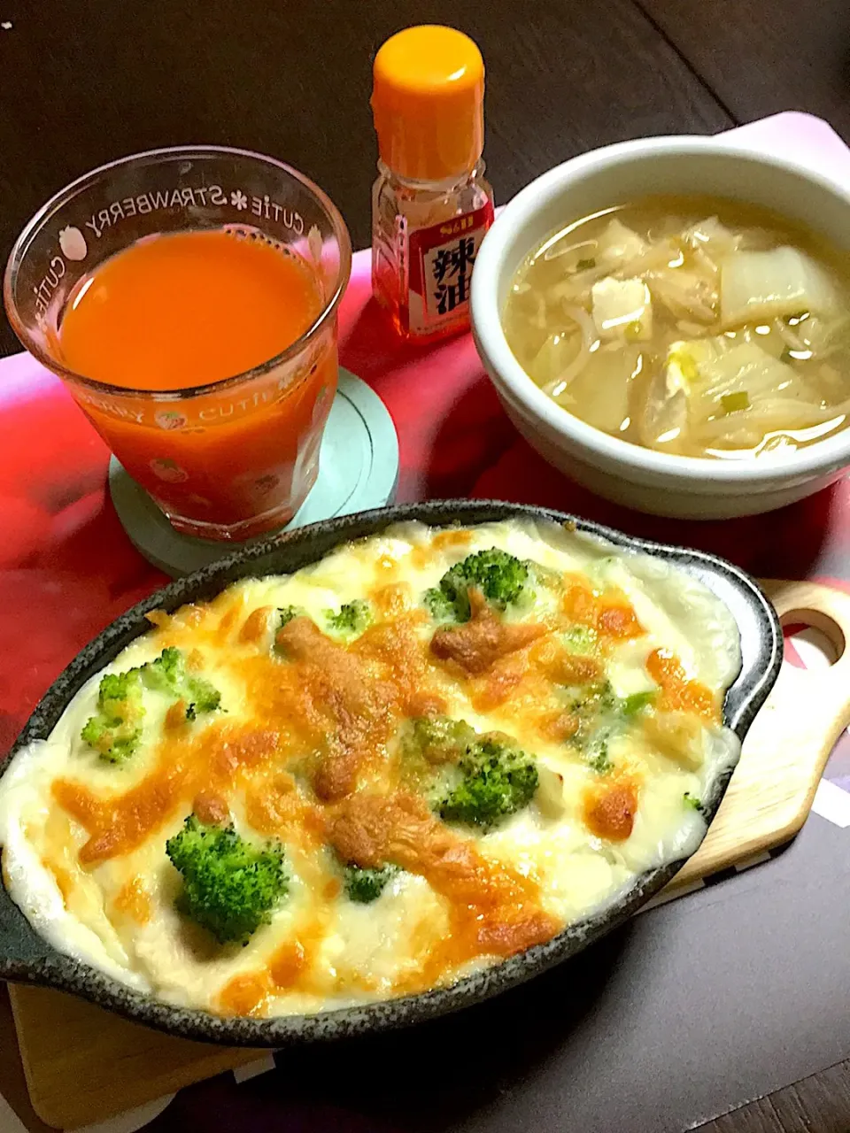 Snapdishの料理写真:エビとブロッコリーのマカロニグラタン、餃子スープ、野菜ジュース(*^ω^*)|ライムさん