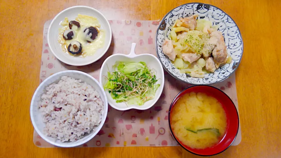 ９月13日　鶏とじゃがいもの塩だれ　サラダ　しいたけのチーズ焼き　お味噌汁|いもこ。さん