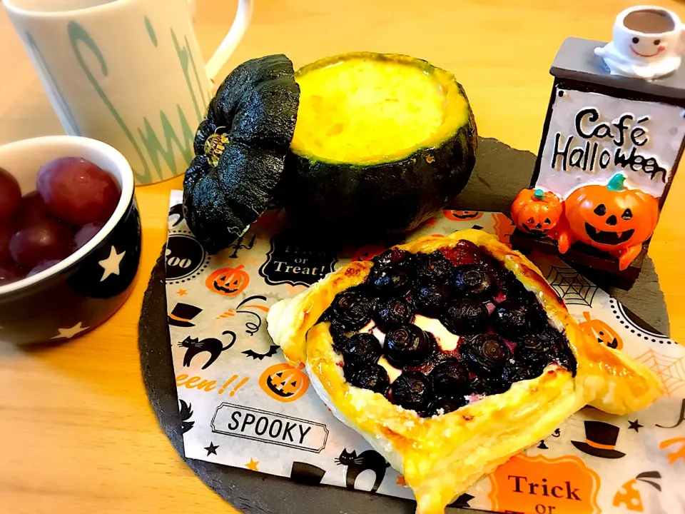 Snapdishの料理写真:ハロウィン💛 #ハロウィン #ブルーベリーパイ #かぼちゃ#かぼちゃのポタージュ #🎃# ワイワイハロウィン|ikuさん