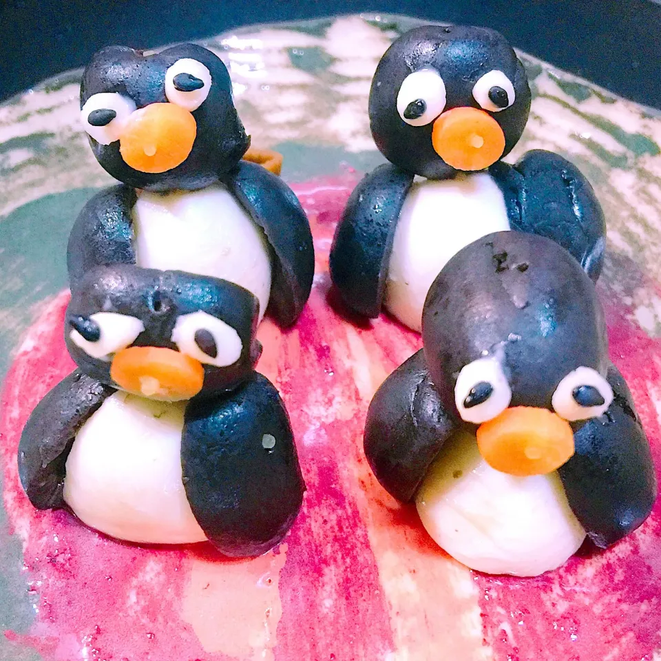 Snapdishの料理写真:黒オリーブとモッツァレラチーズのペンギン🐧|りんりんさん