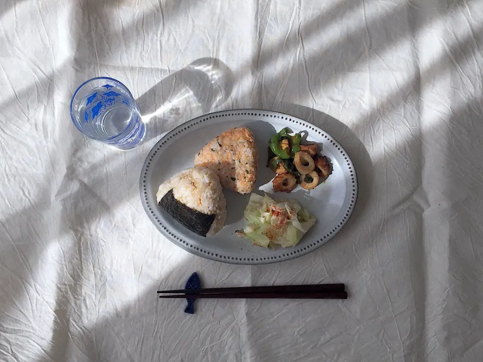 Snapdishの料理写真:肉味噌おにぎり
鮭と大葉のおにぎり
長ネギとキャベツの七味マヨ和え
ちくわとピーマンのきんぴら|のめさん