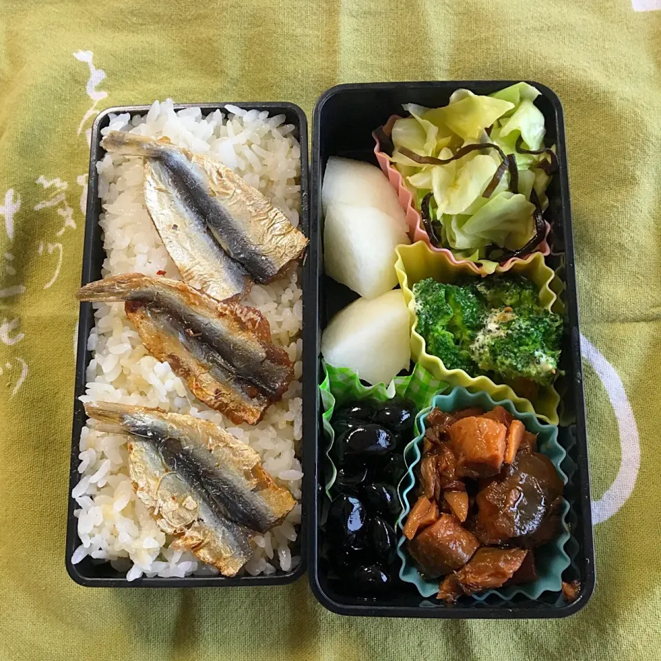 10/2
カツオの佃煮（市販）
黒豆（市販）
ブロッコリーの味噌マヨ和え
キャベツの塩昆布和え
梨|aichanさん