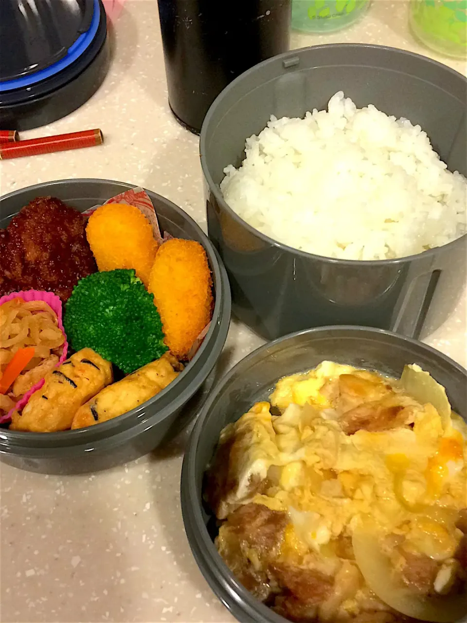 旦那弁当🍱 親子丼 とんかつ(冷食) クリームコロッケ(冷食) ひじき入りさつまあげ 切り干し大根 ブロッコリー|すがかえさん