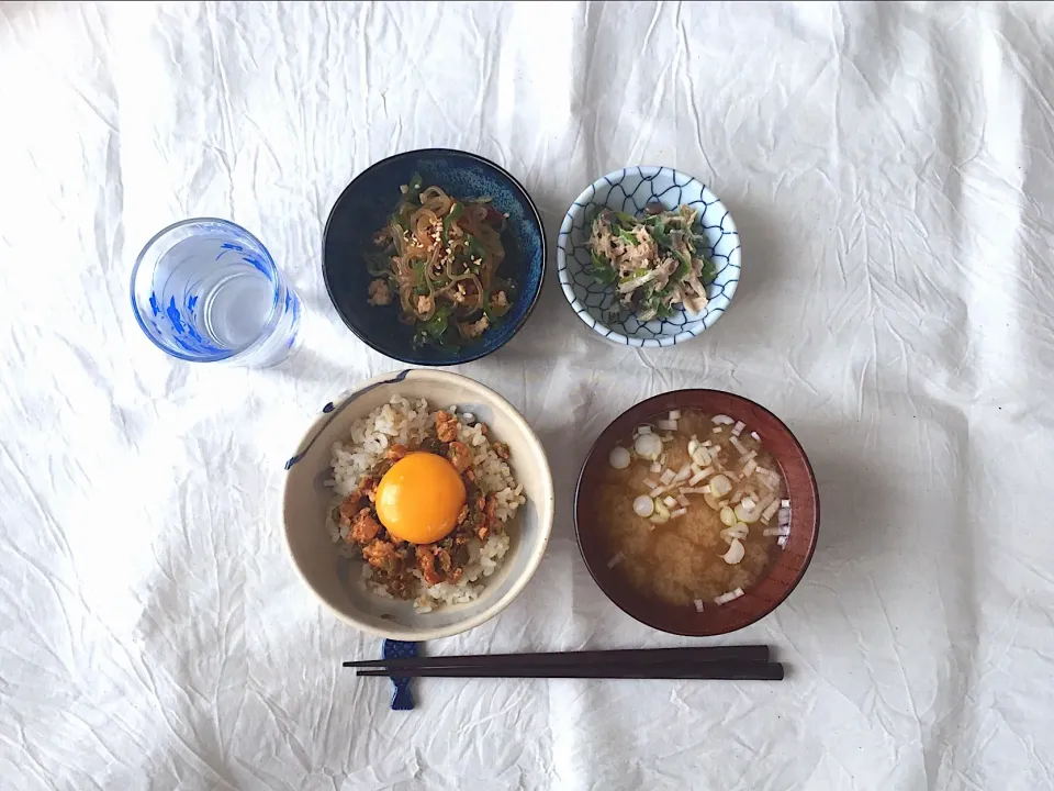 しらたきとピーマンのそぼろ炒め
長ネギとしめじのツナマヨ和え
肉味噌卵かけご飯
ネギのお味噌汁|のめさん