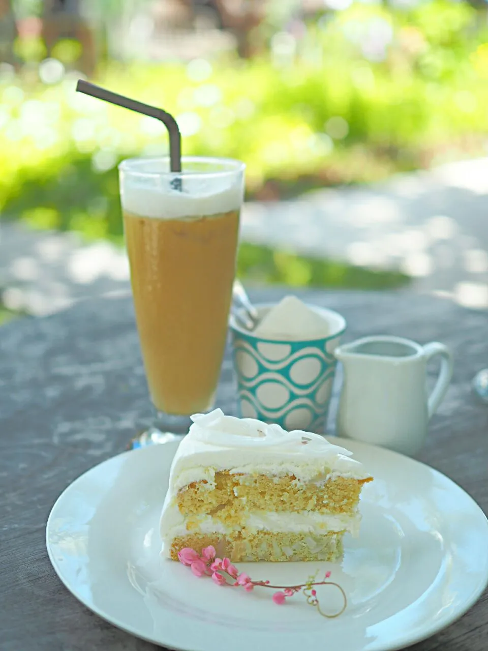 young coconut cake with ice cappucino|Jeab Lertさん