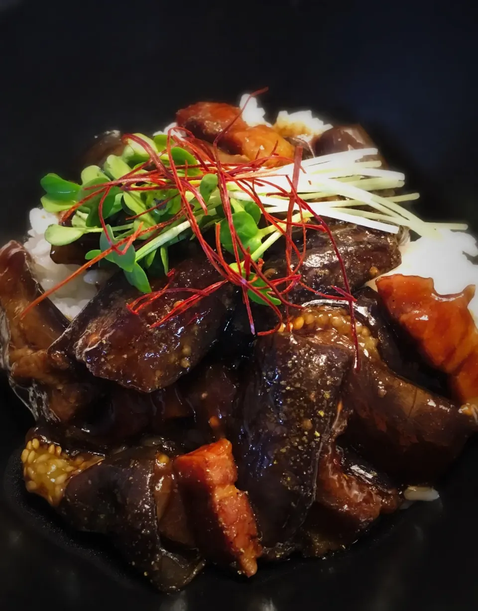 Snapdishの料理写真:お昼は茄子とベーコンの中華風丼。油通しした茄子とベーコンを味醂、中国たまり醤油、オイスターソース、花椒で調味、とろみをつけて香りづけに胡麻油を。|mattさん