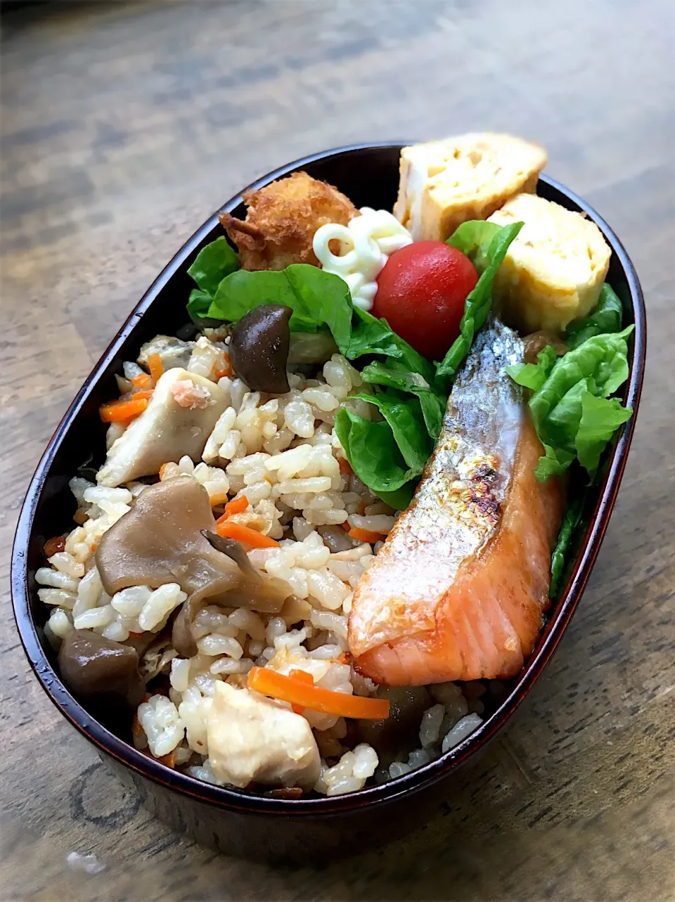 今日のお弁当
・鳥五目御飯
・塩シャケ焼
・だし巻き卵
・ウズラ玉子フライ|akiさん