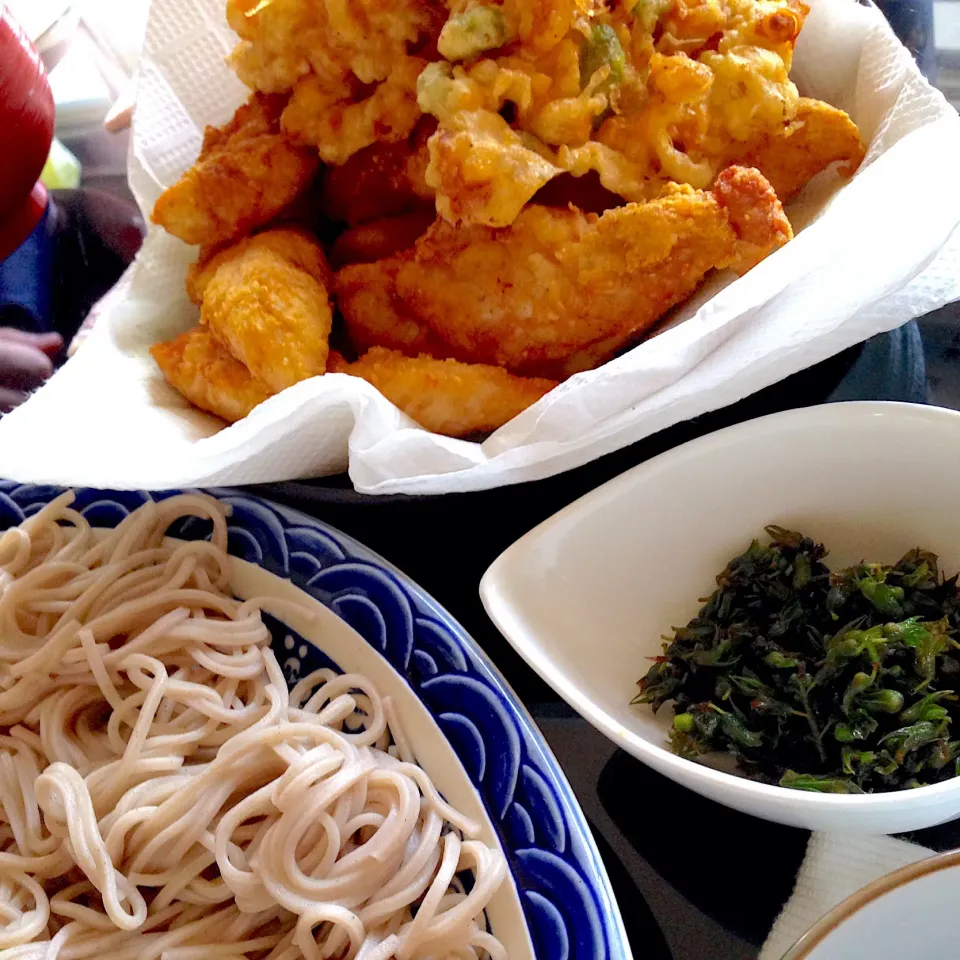 Snapdishの料理写真:蕎麦ととうもろこしと枝豆のかき揚げ、鳥ササミの唐揚げカレー風味|SUN.yokotanさん