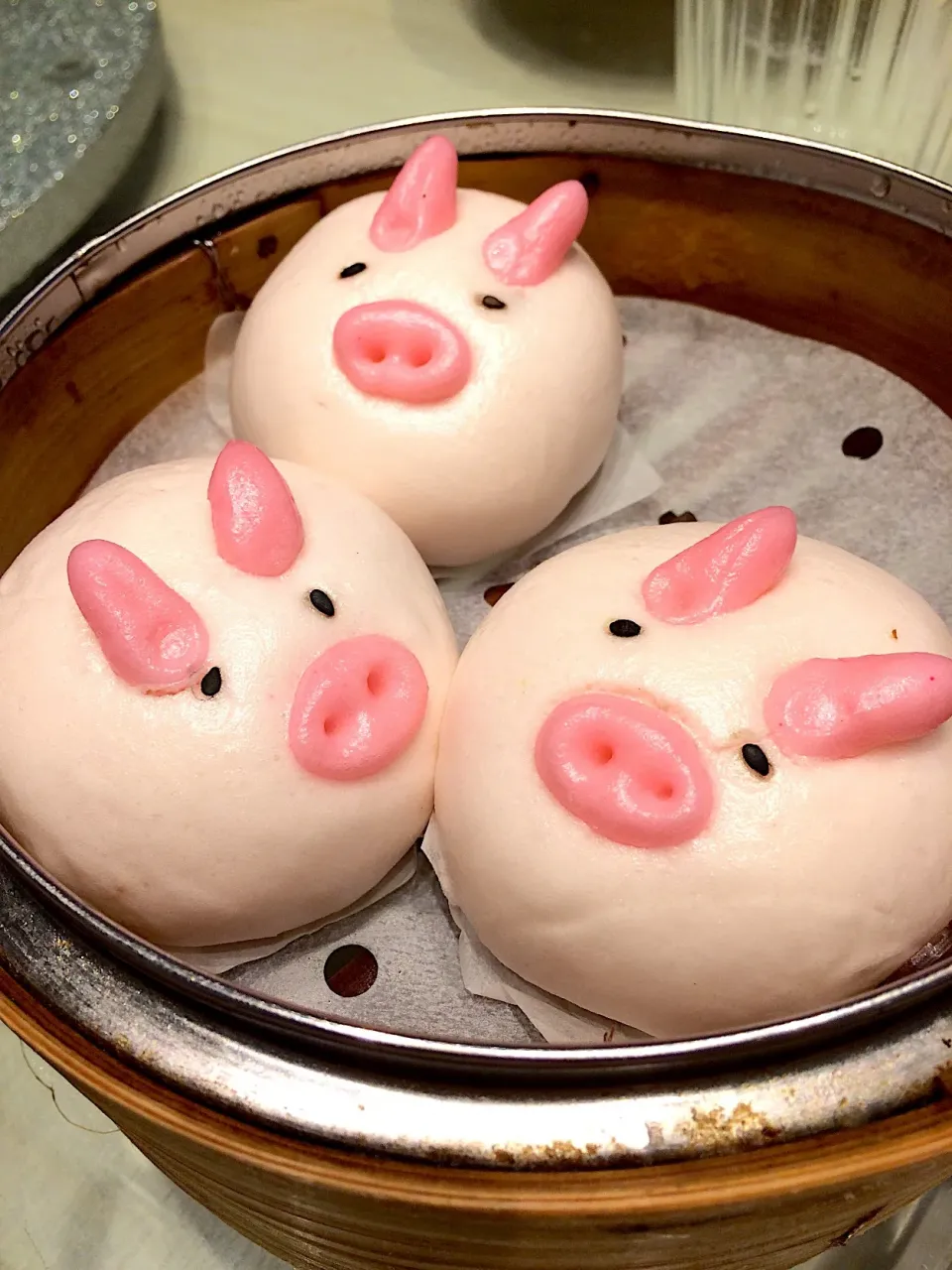 廣東飲茶
Piggy choco custard bun at Chinese resturant🐷🐷🐷😃|Doris Wong 🐰さん