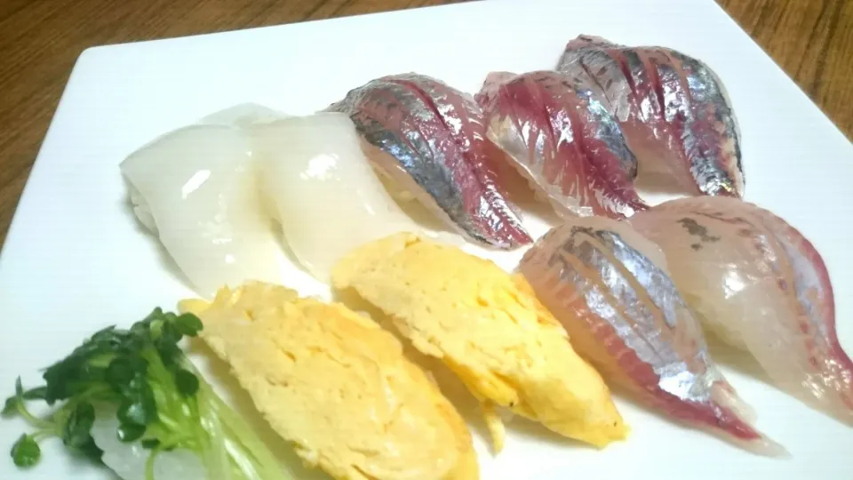 Snapdishの料理写真:アジとアオリイカの寿司 #にぎり寿司 #アジ #イカ|漁吉丸ゆみさん