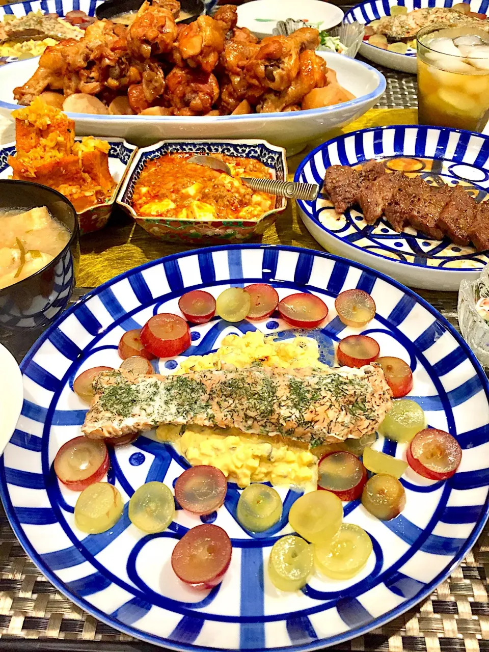 秋鮭のバター焼きマスカットと一緒に召し上がれ😋🍇
里芋と骨付き鶏肉のさっぱり煮|Mayumiさん